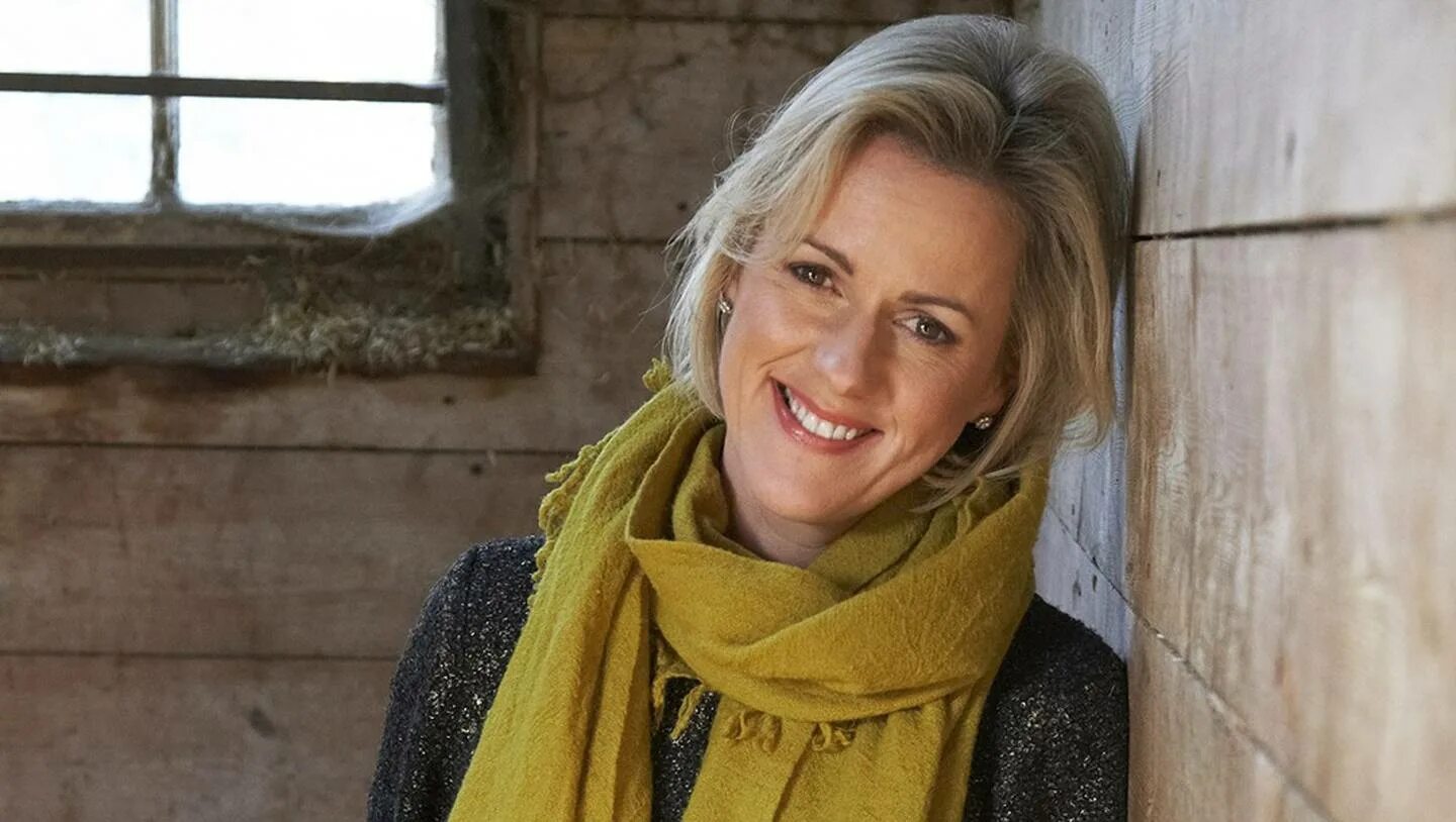 Джоджо мойес фото. Джоджо мойес фото. Джоджо мойес автор. Джоджо мойес автор. Джоджо мойес автор.