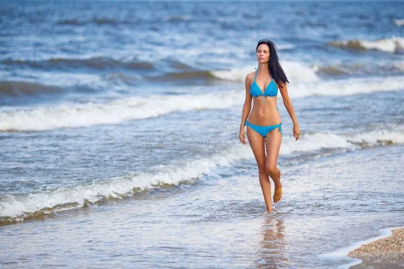 Девушки бежит вдоль моря. Где ходят в купальнике. Где ходят в купальнике. В купальнике идет. Люди в купальниках на улице.