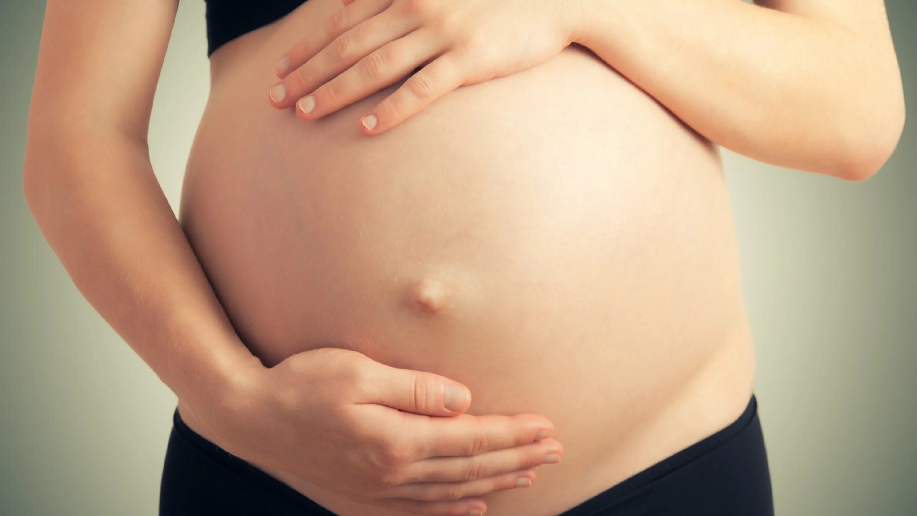 Выпирающий живот со складками. Выпирает живот у беременных. Выпирание низа живота. Выпирает живот у беременных. Выпирает живот у беременных.