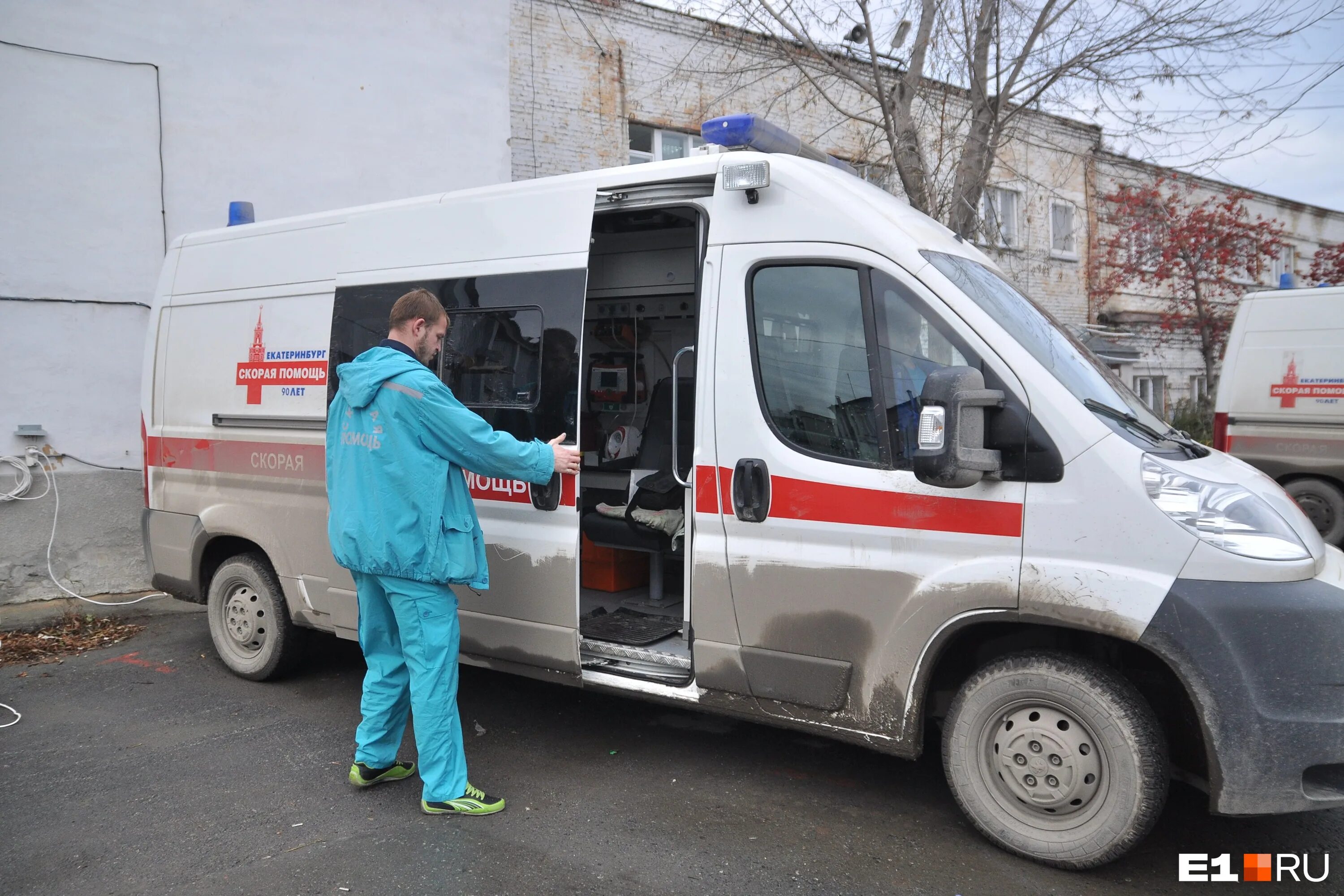 Человек на каталке в больнице. Палата интенсивной терапии джанелидзе. В какую больницу отвозит с температурой. Узнать в какую больницу отвезли. Больного грузят в скорую.
