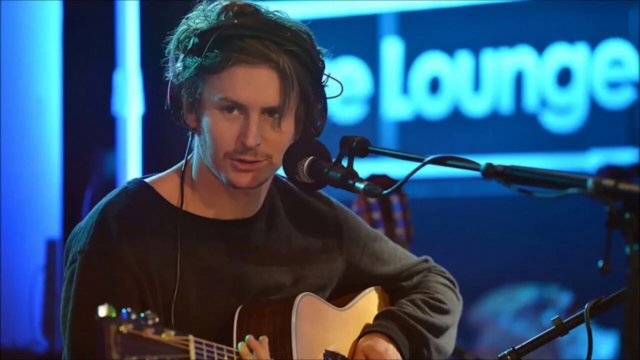 Слушать целый час. Бен Ховард. Ben Howard виолончелистка. Бен Говард фото. Бен Говард обложки.