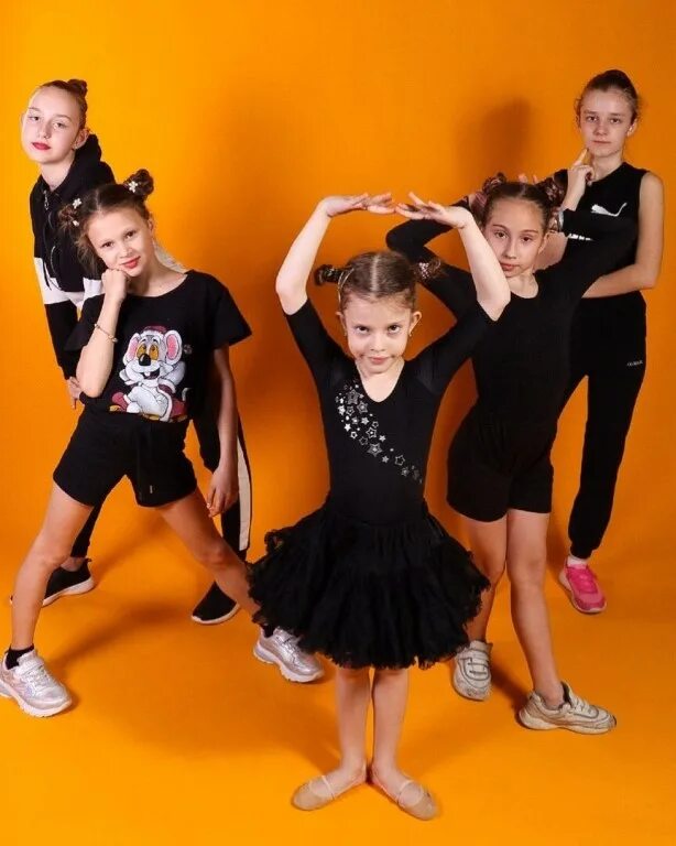 4 года видео танцев танец. Детские танцевальные группы. Танцы для детей 10 лет. Современные танцы для детей 10-11 лет. Танцевальная группа девочек.