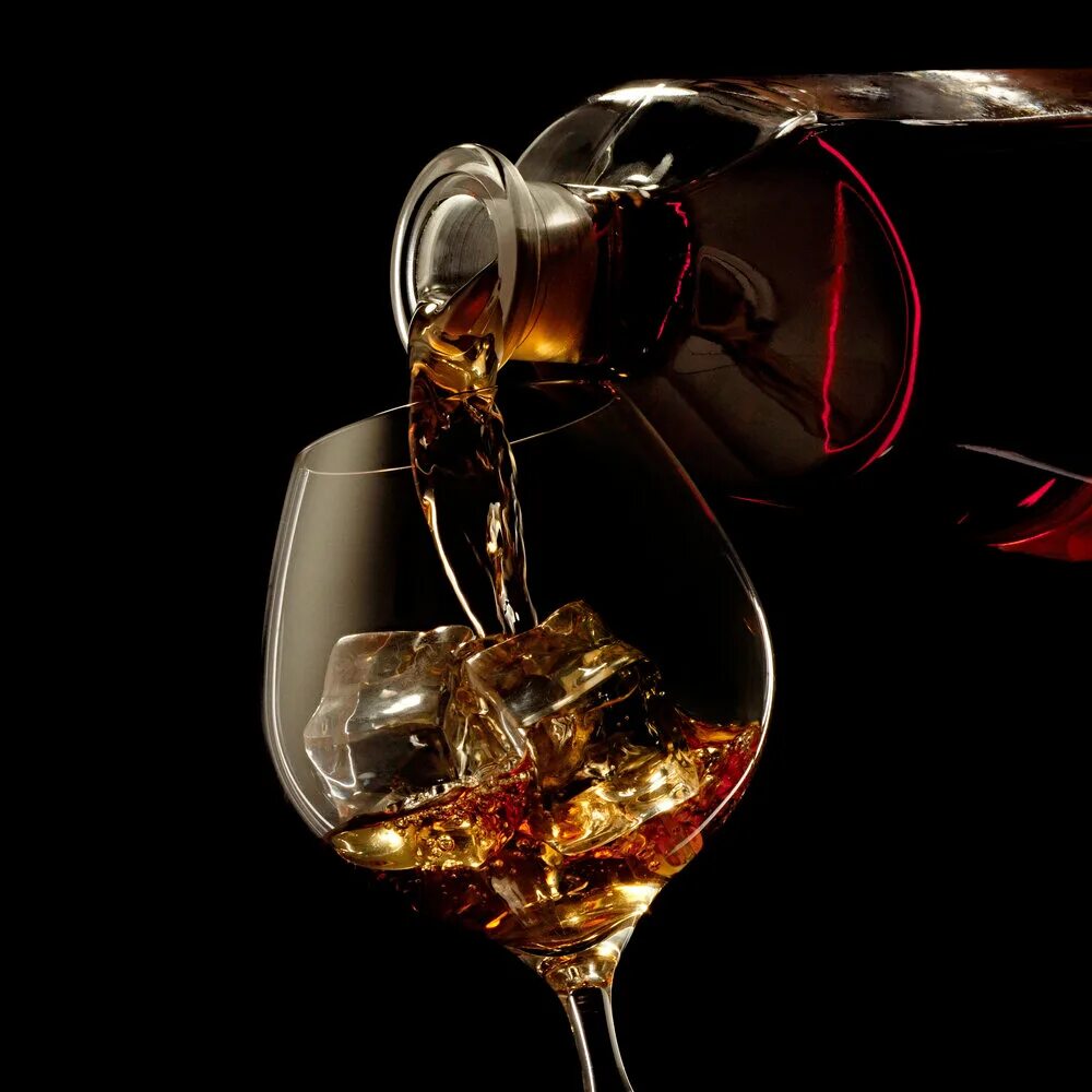 Наваристый чай. Бокал коньяка в руке. Камин коньяк. Бокальчик для чая. Рука с бокалом.