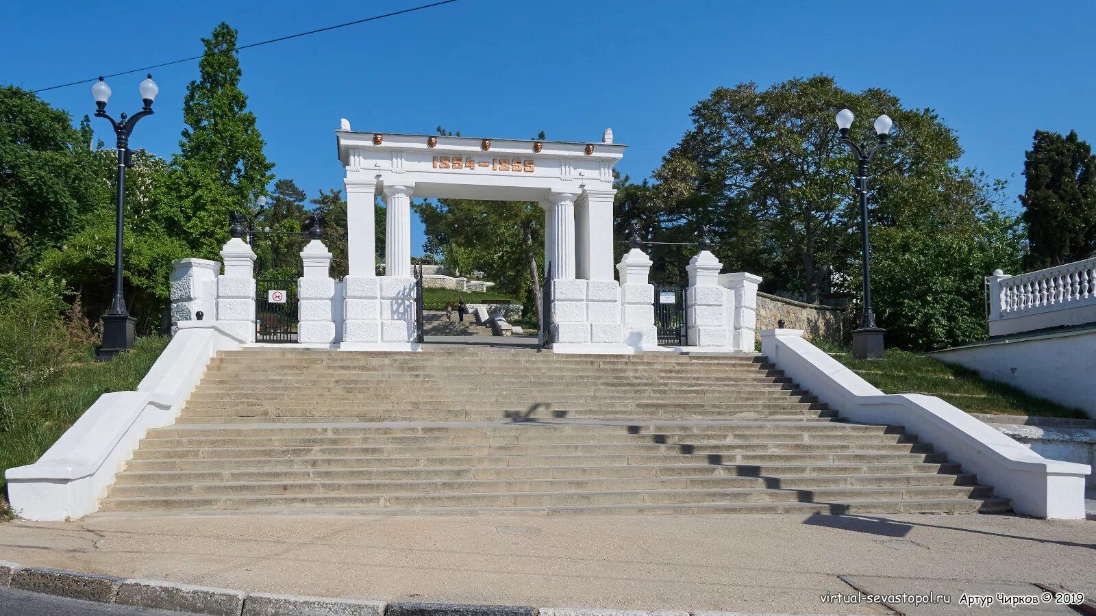 Мемориальный комплекс малахов курган. Оборонительная башня малахова кургана. Памятник малахов курган в севастополе. Оборонительный бастион малахов курган севастополь. В севастополе на малаховом кургане.