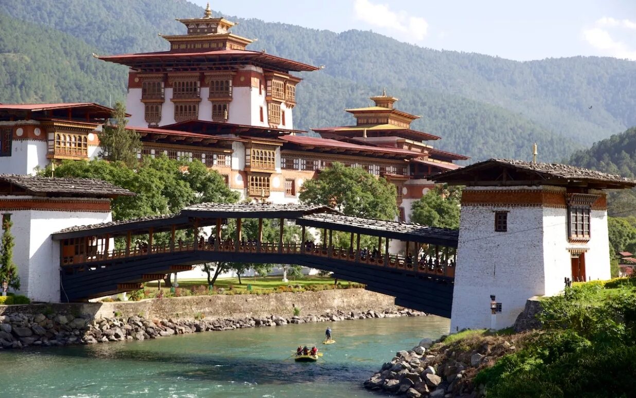 Бутан виды. Королевство бутан (Bhutan). Бутан Тхимпху. Бутан Гималаи. Монастырь Пунакха-дзонг.