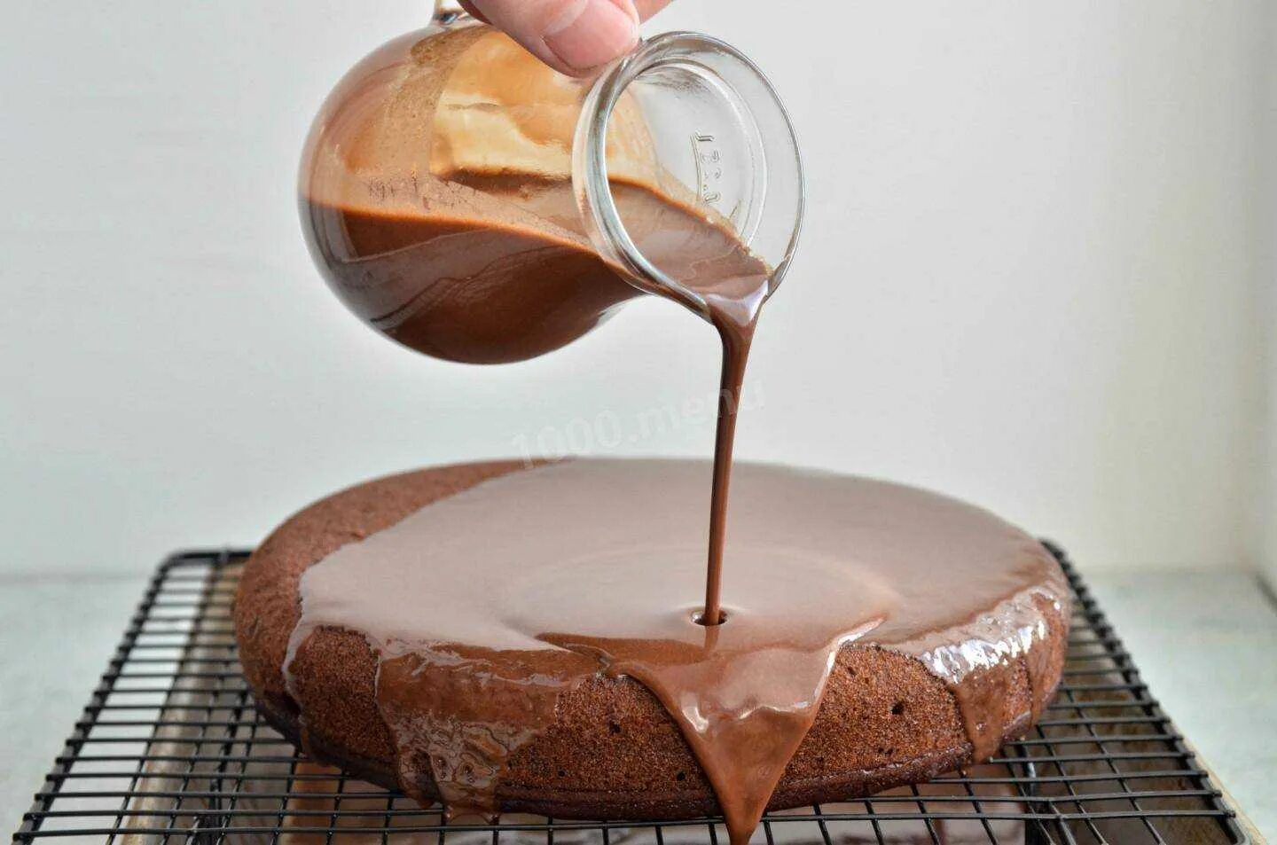 Шоколадная глазурь ганаш. Торт с шоколадной глазурью. Приготовление шоколадной глазури. Шоколадная помадка для торта. Пошаговый рецепт глазури