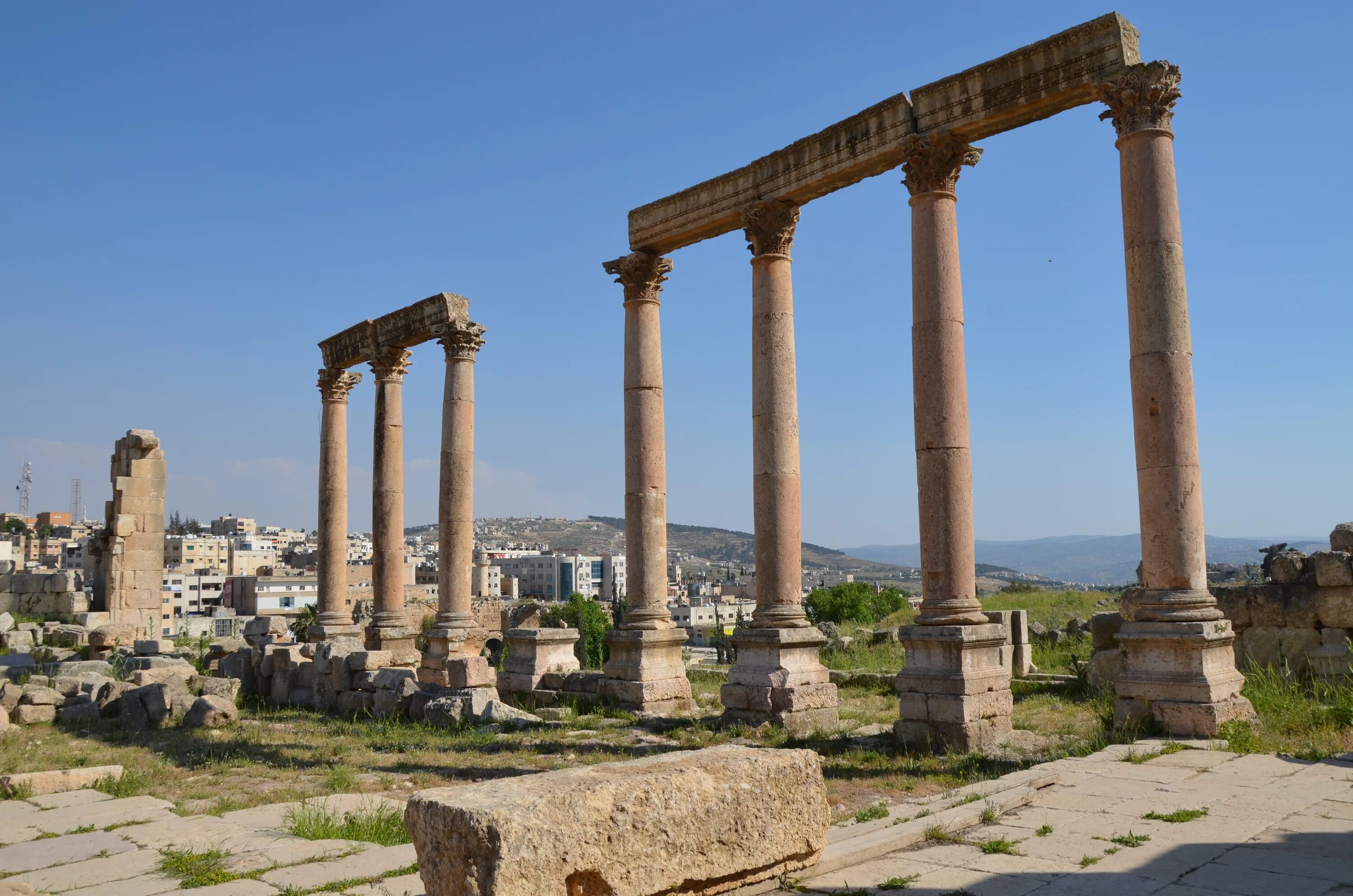 The temple of artemis. Храм Артемиды в Греции. Город Эфес руины храма Артемиды. Храм Артемиды Эфесской Эфес колонна. Храм Артемиды в Греции сейчас.