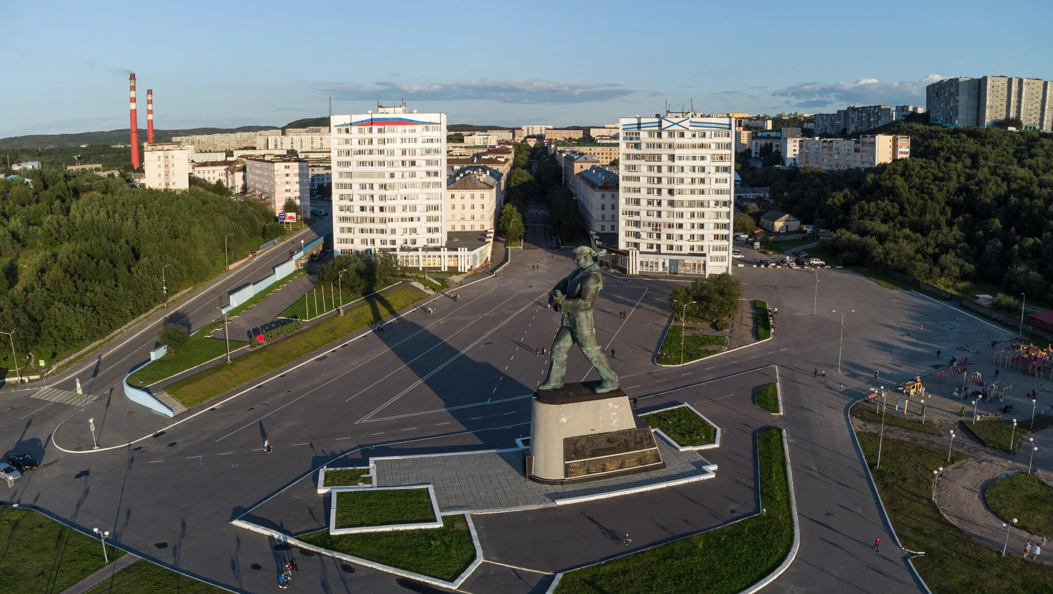 Североморск памятник героям североморцам. Приморская площадь Североморск. Североморск Центральная площадь. Памятник Алеше Североморск. 30 закрытых городов