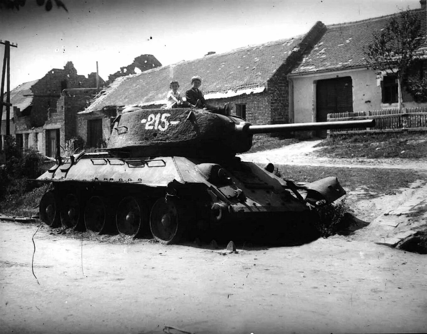 Советские танки 1941 1945. Танк т34 1945. подбитый танк т 34 85.
