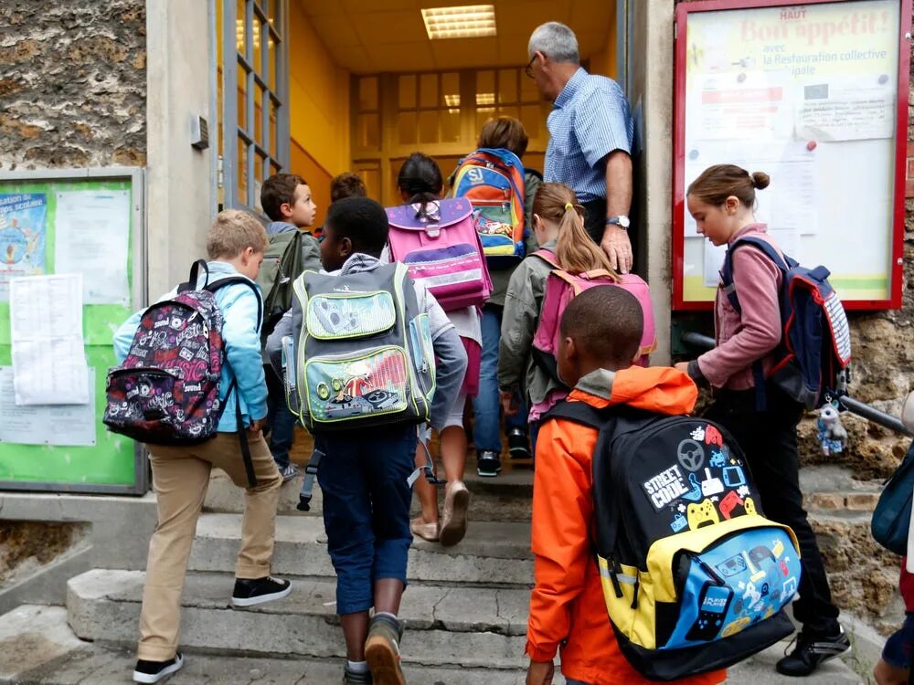 Школьники в школе. Школьники бегут в школу. Дети на дороге. Школьники идут в школу. Подростки в школе.