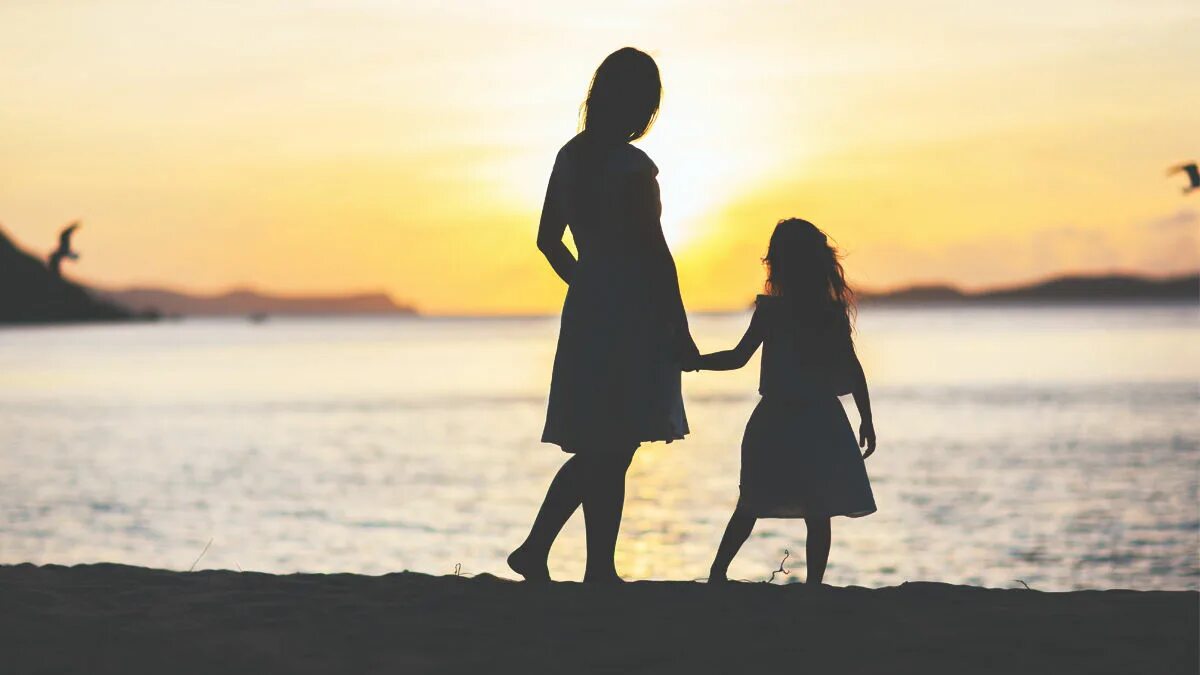 Mother and daughter family. Мама и дочка силуэт на закате. Мама с дочкой со спины. Мама с дочкой на закате. Мама с дочкой на море закат.