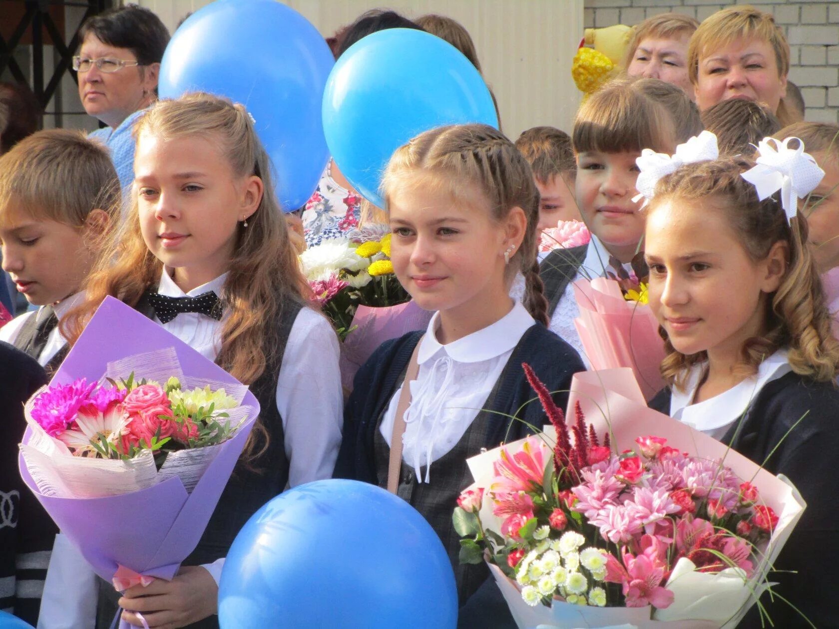 Школа 3 Вольск. Школа 2 Вольск. Школьники на линейке. Линейка в школе. Школа 10 линейка