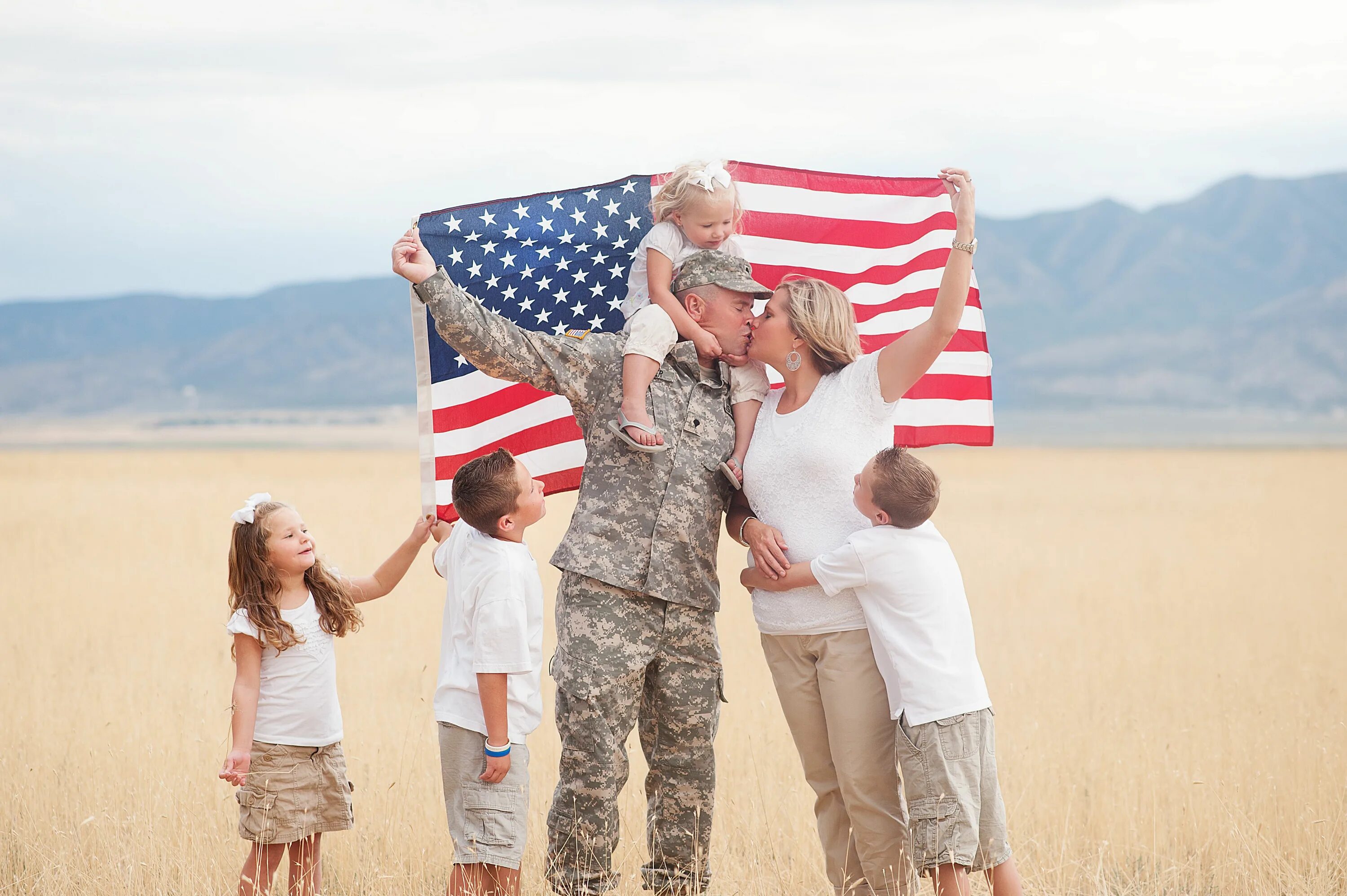 Военная семья. Семья военного. Американская семья военного. Военная фотосессия семейная. Солдат США семья.