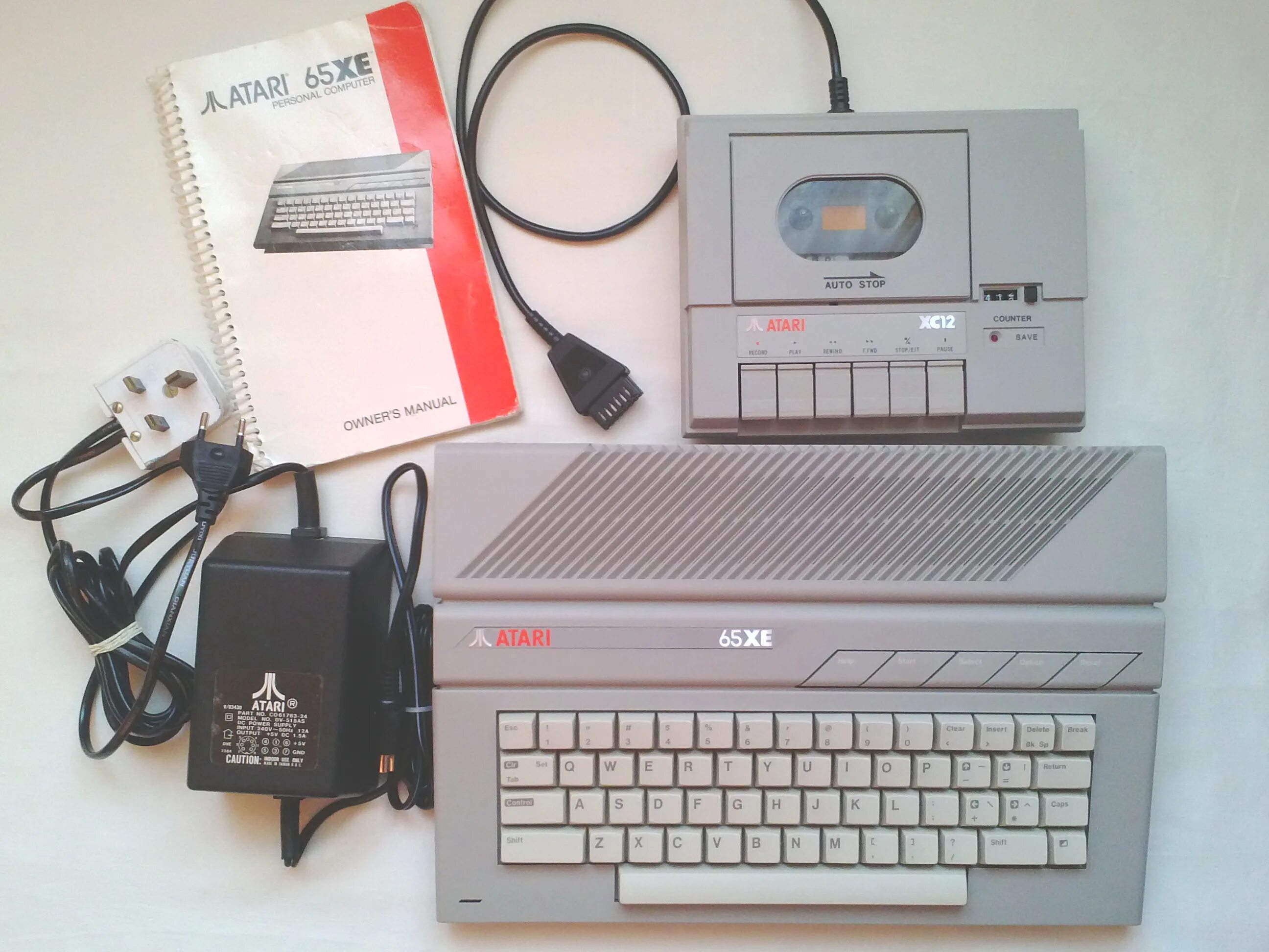 Магнитофон Atari xc12. Atari 65xe блок питания. Приставка Атари 1990. Игровая приставка Атари 2600 80-х.