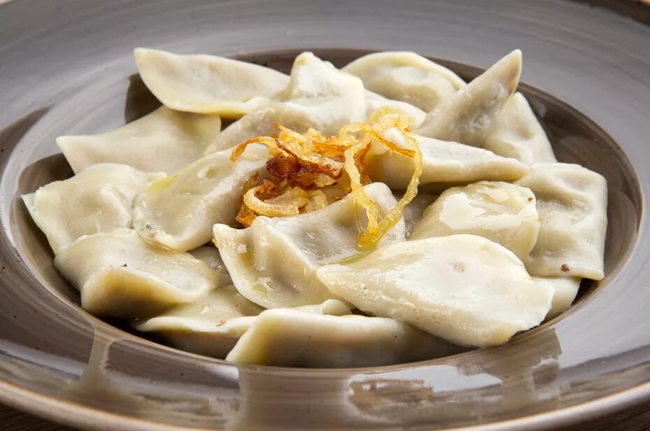 вареники с квашеной. вареники с картошкой имкапустой. пельмени с квашеной капустой. вареники с квашеной. вареники из квашеной капусты.