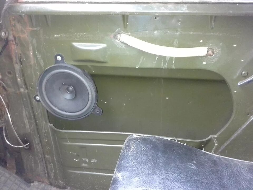 Колонки в уаз фермер. Колонка музыкальная на уаз буханка. Уаз установка динамиков. Каркас под задние колонки уаз профи 2021. Стойки под колонки уаз 3303.