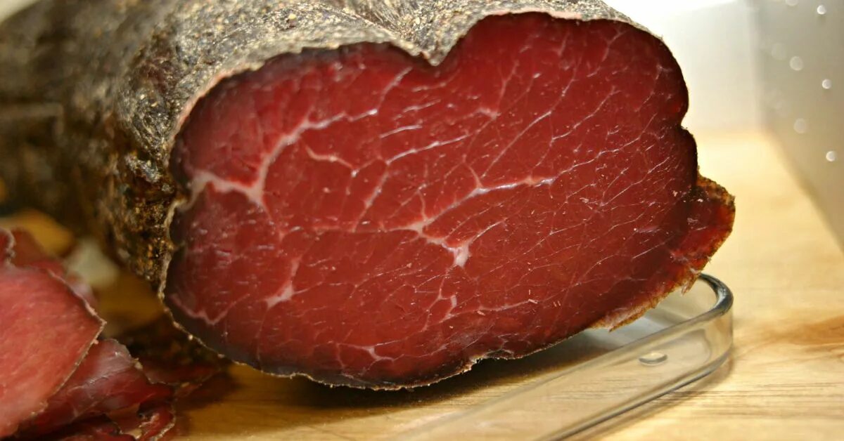 Сыровяленое мясо говядина. Брезаола сыровяленая. говядина сыровяленая брезаола. вяленая говядина брезаола. вяленое мясо брезаола.