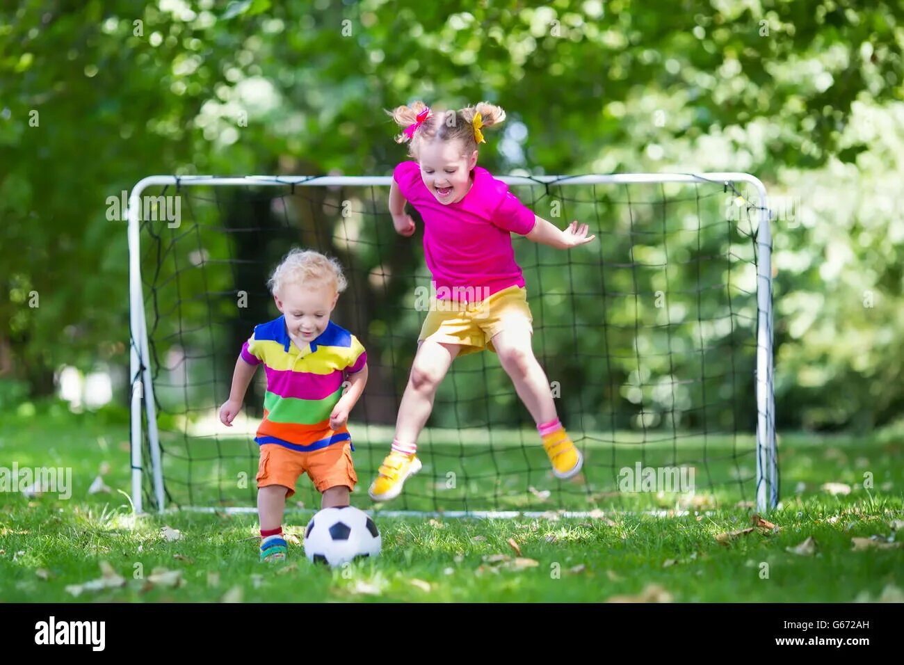 Футбольная семья. The children went to the park football. Сын играет в футбол. The children went to the park football. Игра в футбол на свежем воздухе.