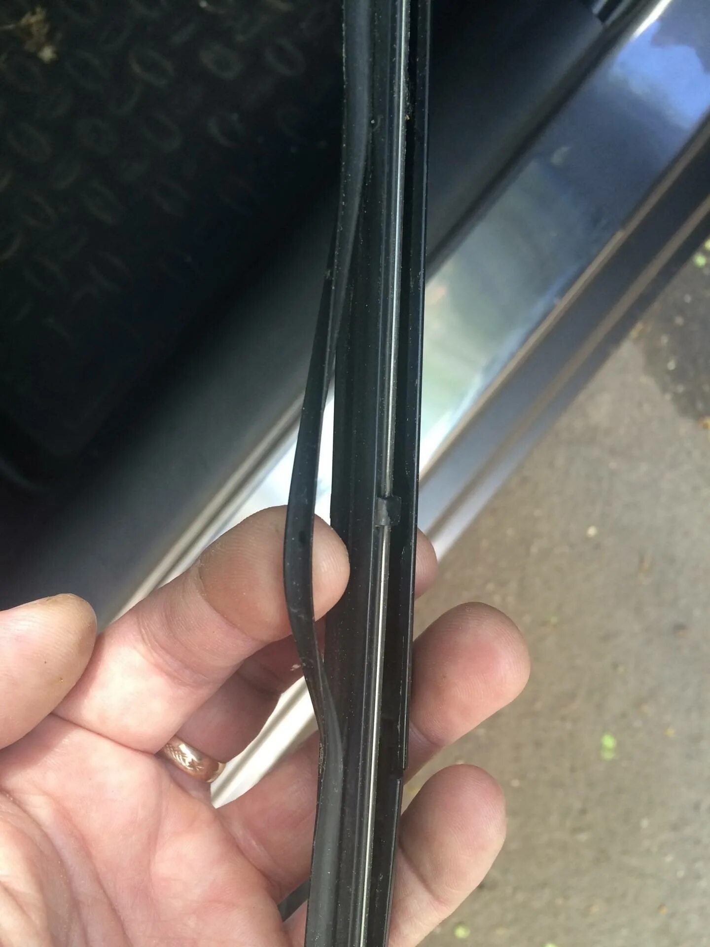 Bmw f10 резинки щеток стеклоочистителя. Kia rio резинки дворники. Меняем резинки на дворниках. Резинка дворников туарег бош. Поменять резинки на машине.