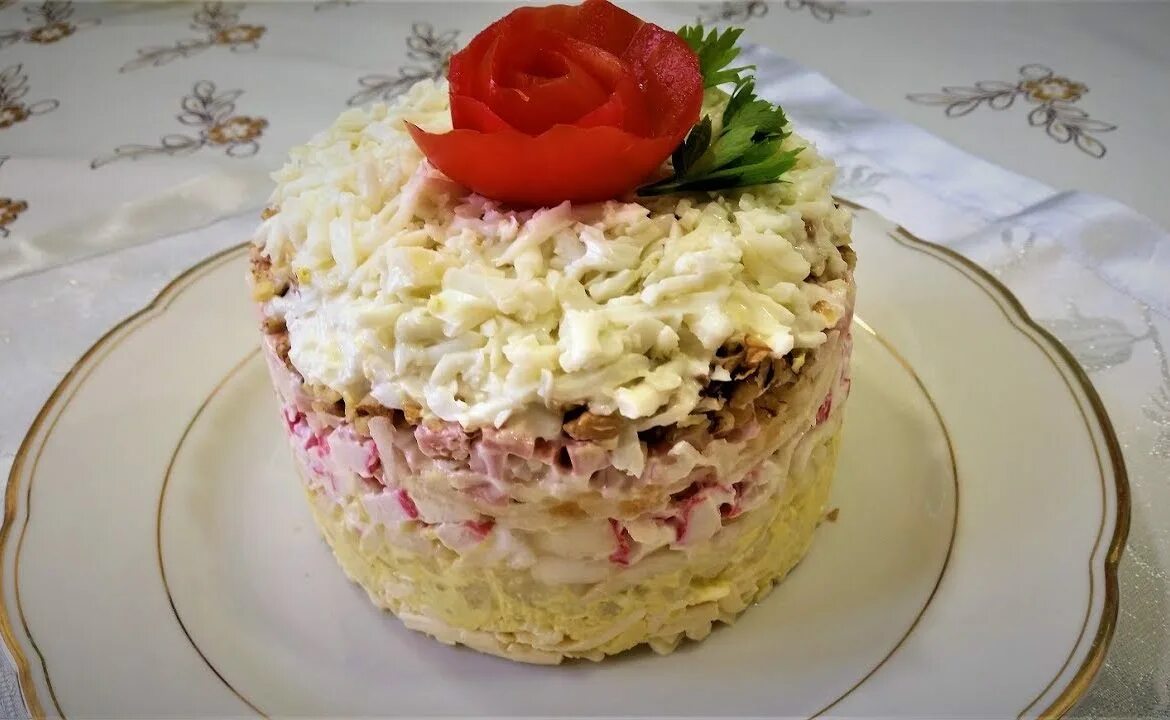 Салат Снежная Королева с крабовыми палочками. Крабовые палочки Снежная Королева. Салат Снежная Королева с ветчиной. Слоеный салат Снежная нежность. Салат нежность слои