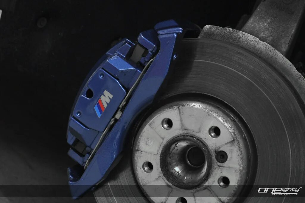 Суппорта f10. Суппорта на бмв ф10. суппорта bmw f10. суппорт бмв м5. суппорт тормозной bmw f10.