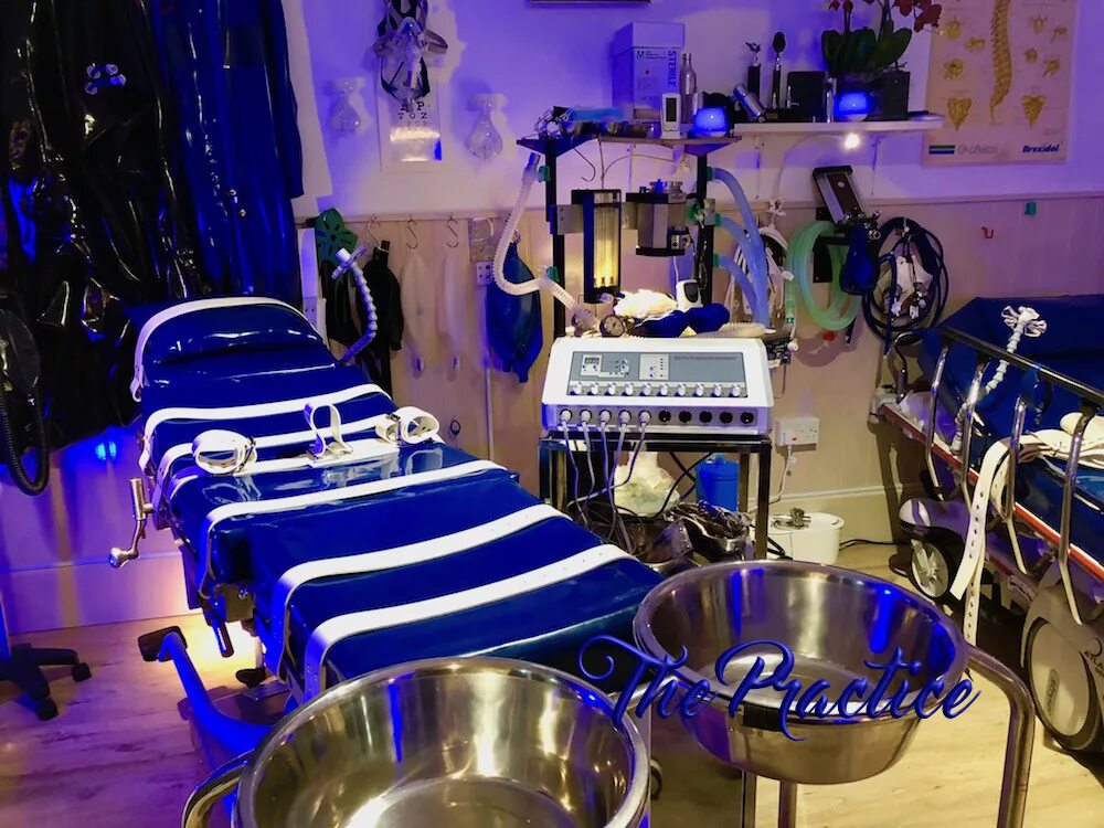 Medical pegging. Девушки со страпонами в одежде. Пеггинг мотивация. Пеггинг красивые парни. Medical pegging.