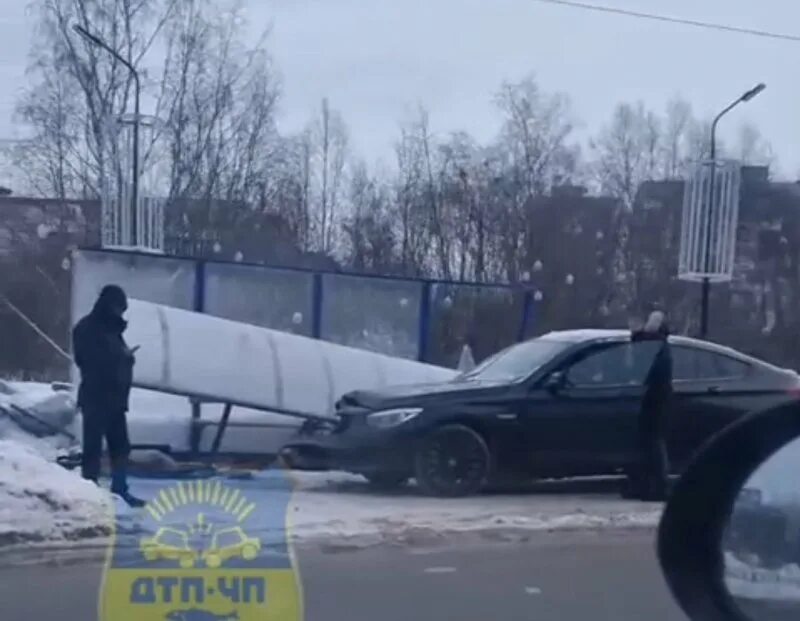 Мурманск чп сегодня. Остановка фадеев ручей мурманск. дтп в мурманске водитель снёс остановку 2025 год. на депутатской снес остановку фото.