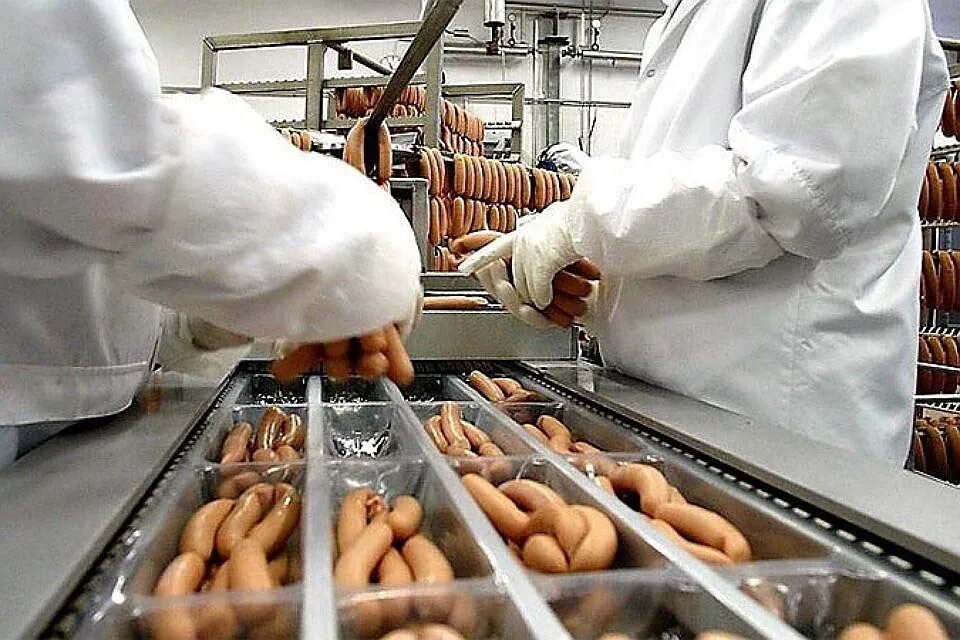 Фасовщик колбасных изделий. Серышевский колбасный цех. Упаковщик колбасных изделий. Колбасы вакансии. Мясокомбинат колбаса.