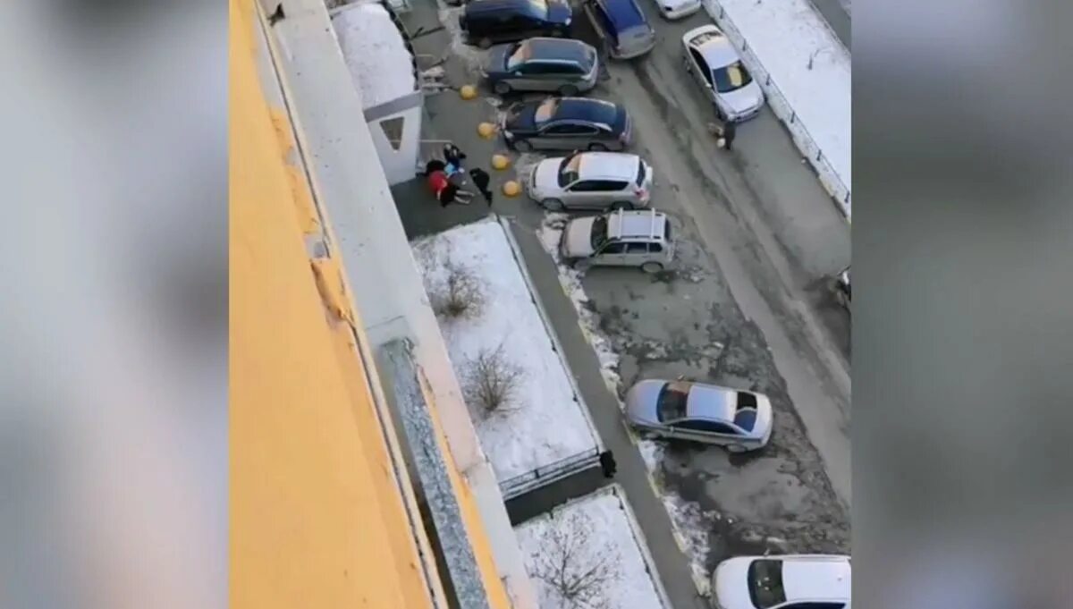 девочка выпала из окна в сугроб. в уфе мальчик спрыгнул с окна. в набережных челнах выпал из окна. 14 летний подросток выпал из окна. парень спрыгнул с 17 этажа в москве.