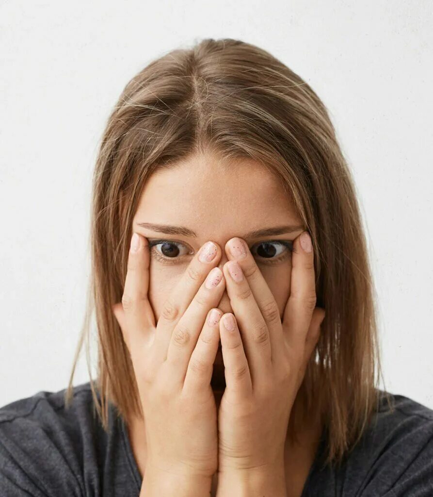 Тревога эмоция. Тревога и страх. Тревога фобия. Паника это в психологии. Человек прячется.