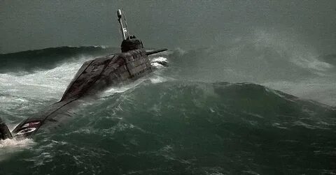 Подводная лодка плывет