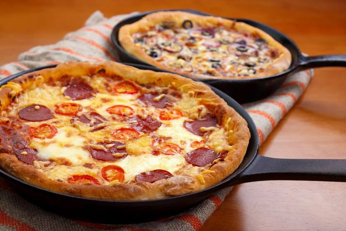 Простой рецепт пиццы на сковороде. "Пицца". Пицца на сковородке. Аппетитная пицца. Простая и вкусная пицца на сковороде.