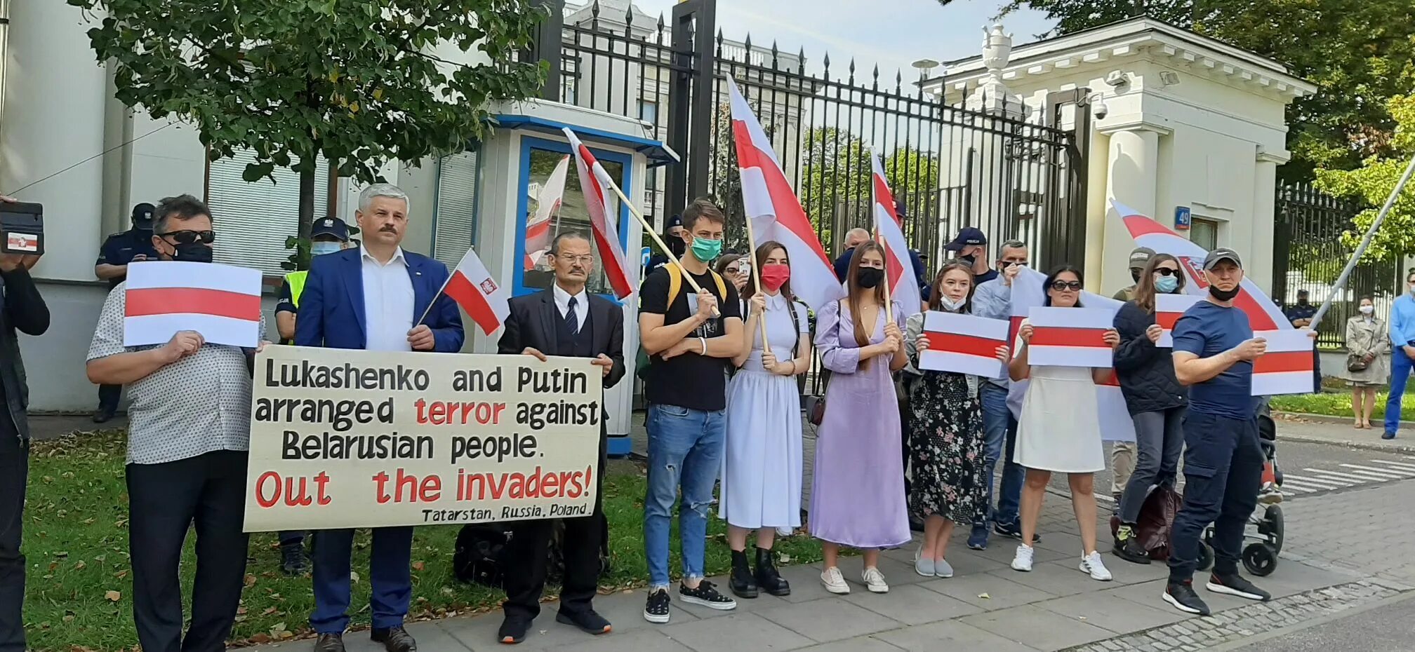 Партизан беларусь новости белорусский хартия. Российское посольство в литве акция. хартия 97 беларусь последние новости. карикатура посольства россии на солидарность нс. карикатура посольства россии европейская солидарность.