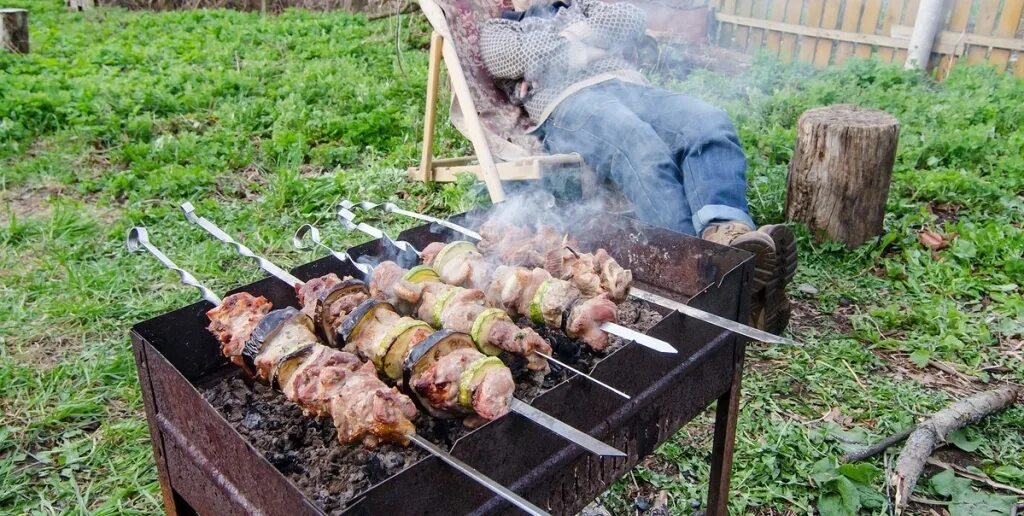 Шашлык в деревне весной. Шашлыки на даче весной. Шашлык дома. Бюджетный шашлык.