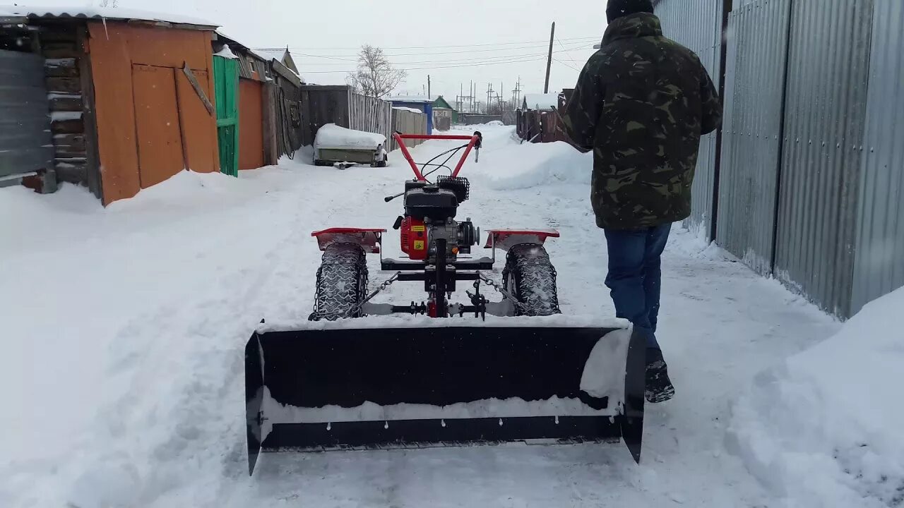 Уборка снега мотоблоком купить. Crosser CR-m10 снегоуборщик. Мотоблок ЗУБР дизель 8 л.с с отвалом для уборки снега. Уборка снега мотоблоком мкм. Чистка снега мотоблоком Брайт 135.