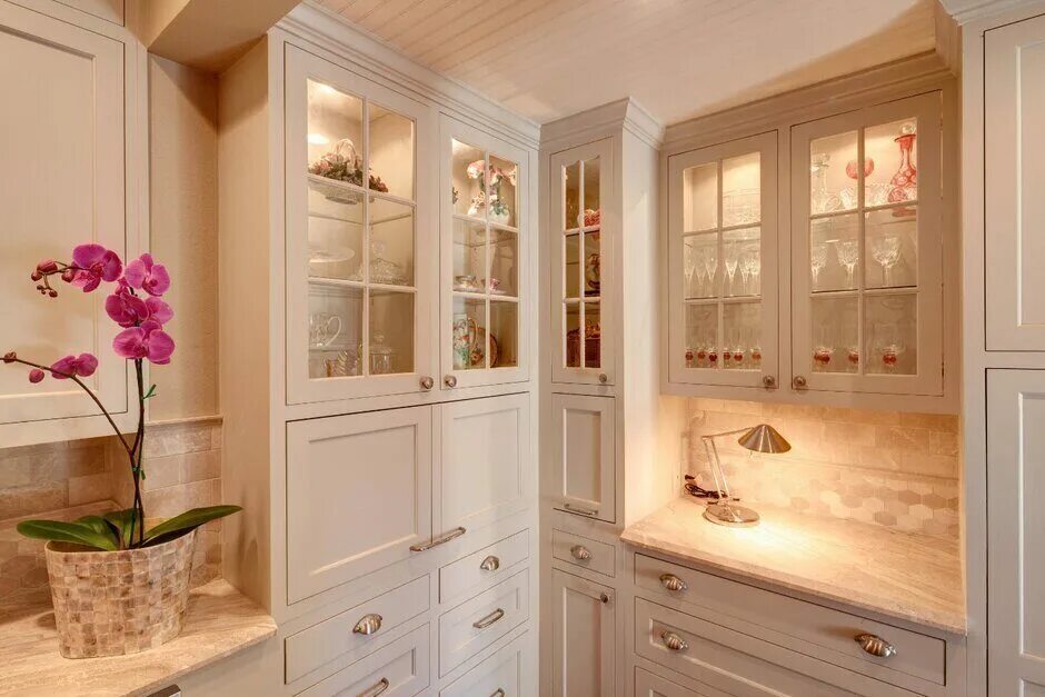 Шкаф на кухню. Буфет для кухни. Кухня со стеклянными дверками. Кухонный гарнитур с сервантом. Витринная кухня