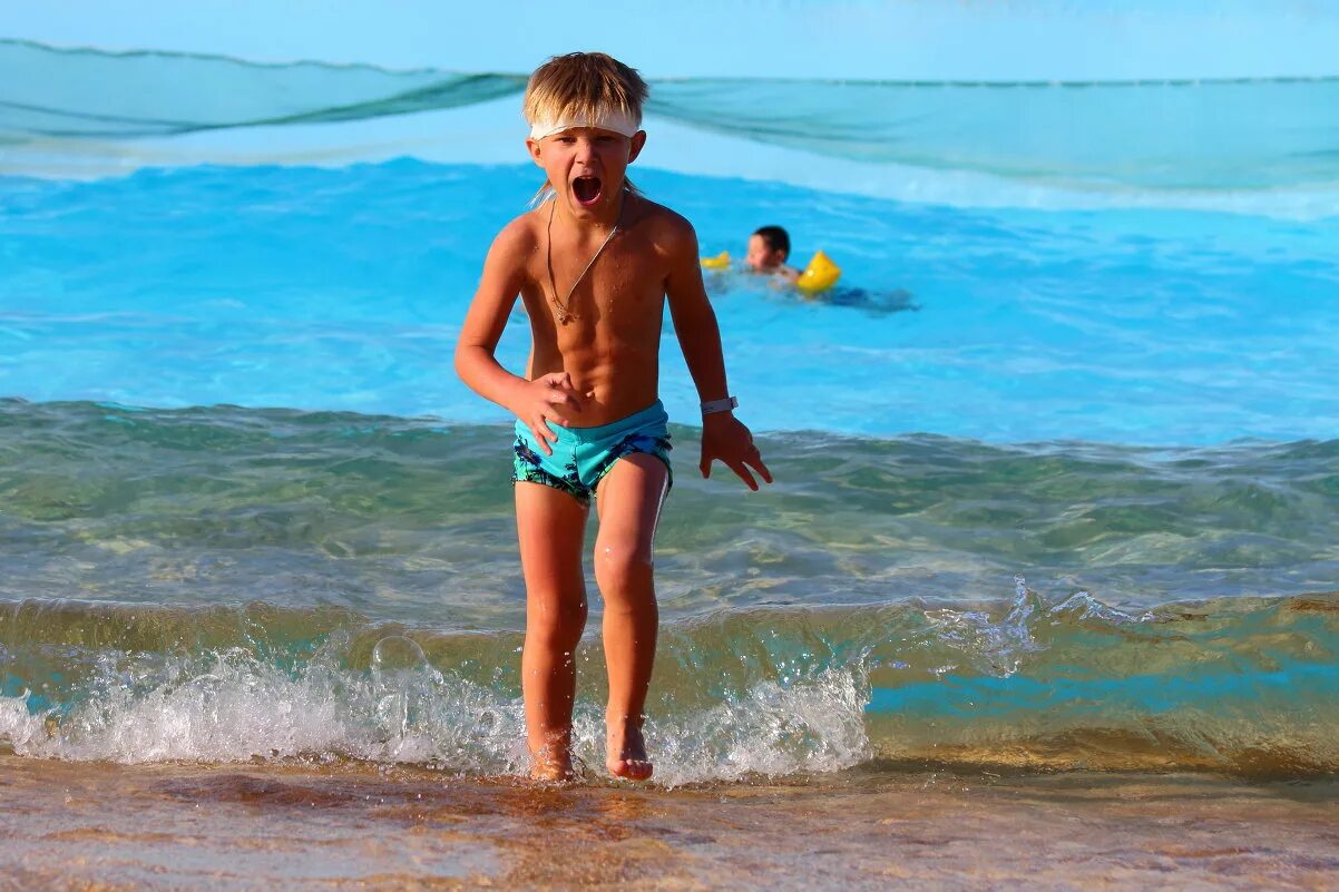 Купаюсь в 10 лет. Мальчик 7 лет купается. Мальчик 11лет море пляж. Мальчики 10 лет купаются в море. Мальчик 9 лет купается.