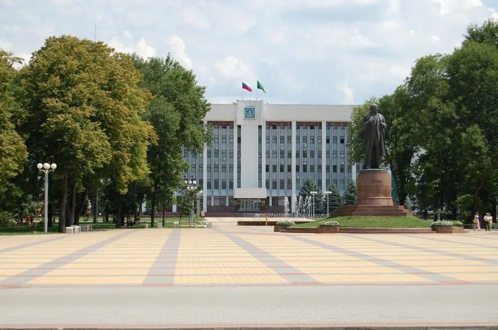 Республика адыгея город майкоп фото. Майкоп центр города. Мечеть адыгея майкоп. Национальный состав населения республики адыгея. Адыгея город майкоп.