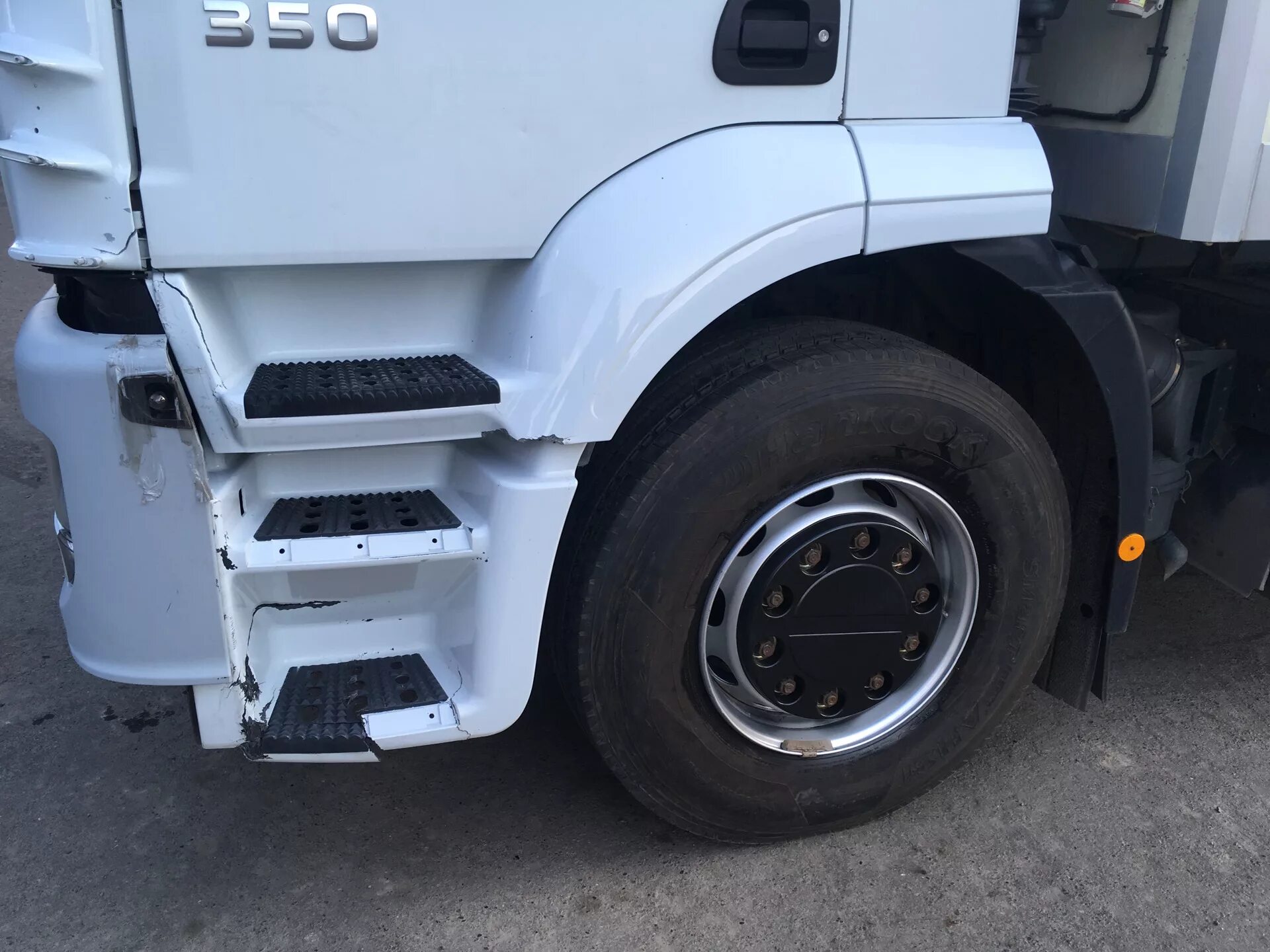 Бампер передний камаз 5490. Камаз 5490 на батонах. расширители арок камаз 5490 нео. камаз 5490 под бампером. батоны на камаз 65115.
