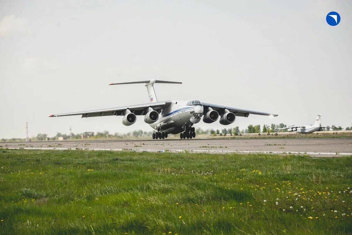 Самолёт "Ил-76" (такой, что на аэродроме в Пскове) и Кто его сконструировал Боец