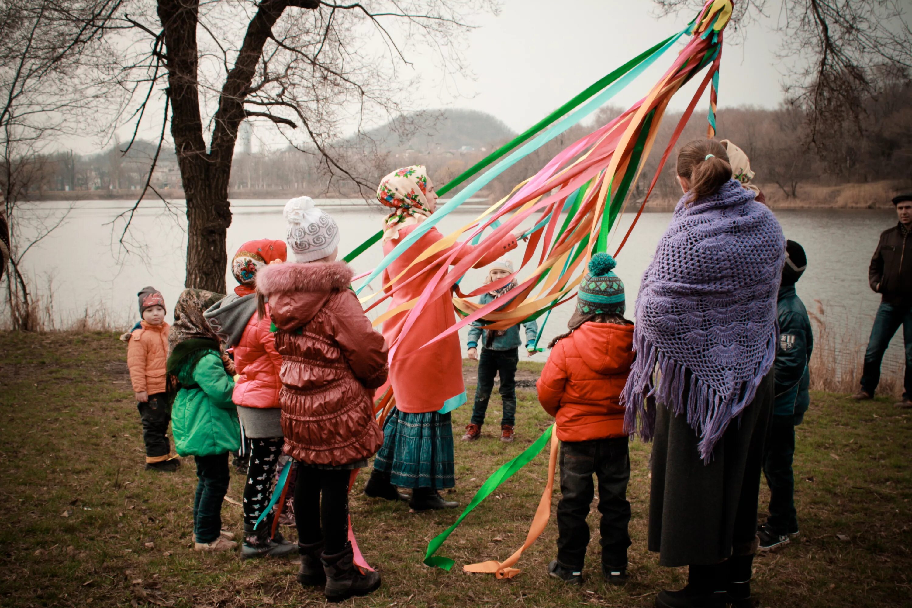 Хоровод на масленицу музыка с движениями. Масленица хоровод. Женщины водят хоровод Масленица. Масленица в вальдорфском саду. Хоровод на Масленицу фото.