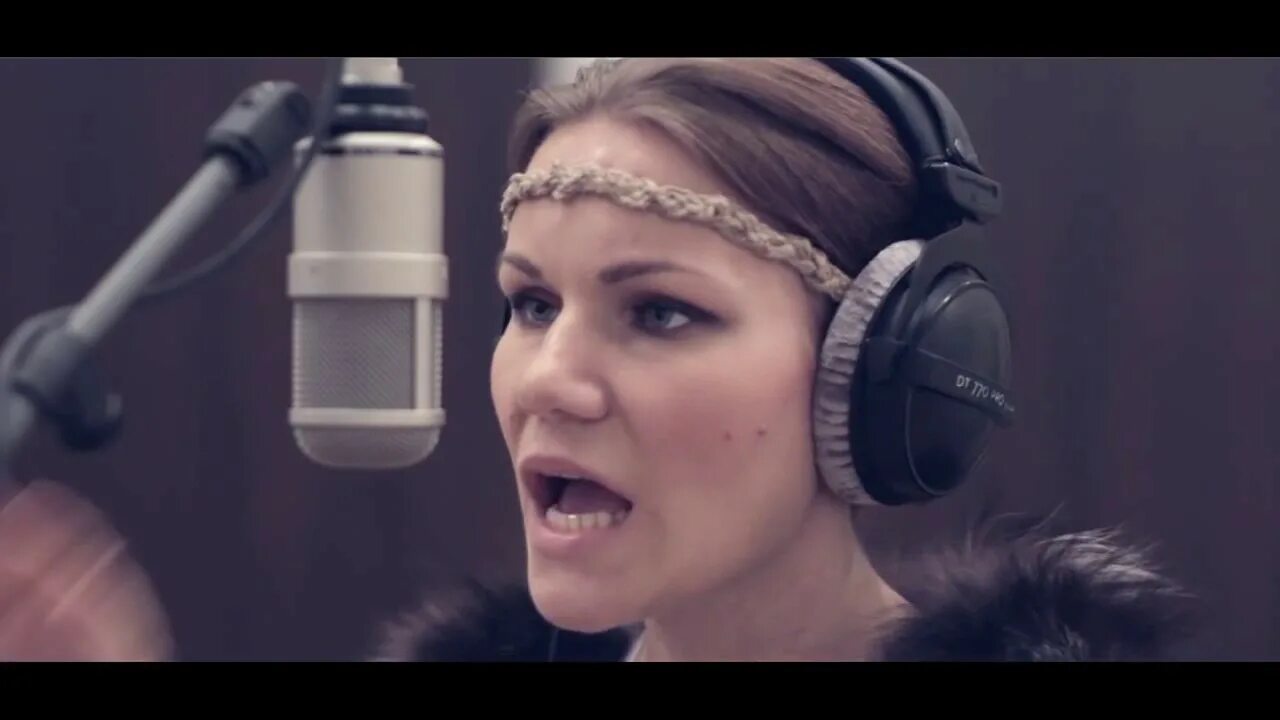 Девочка поет песню цоя. Кукушка певица. Девочка поёт кукушку виктора цоя. Девушки поёт кукушку цоя. Кукушка поет девушка.