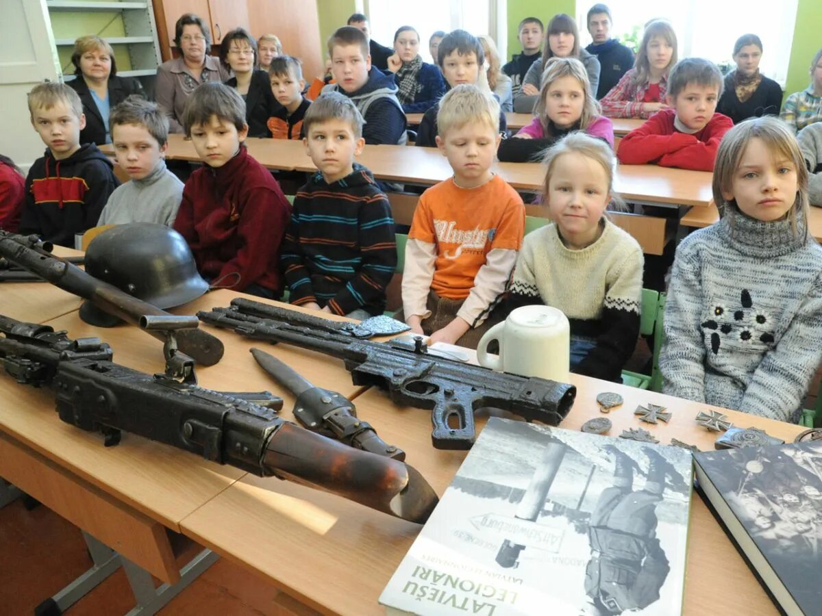 Уроки войны в школах. Урок патриотизма в школе. Дети в школе урок патриотизма. Патриотические уроки в школе. Школа в Латвии.