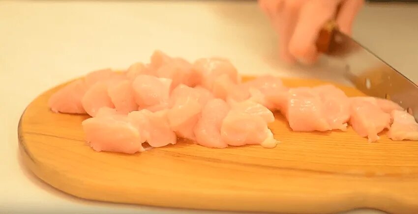 Налить в кастрюлю 1,5 литра воды. Нарезать очищенные яблоки. Нарежьте и положите. Нарежьте и положите. Нарежьте и положите.