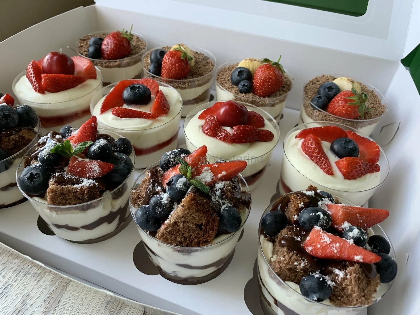 мирель пирожные ассорти. мини пирожное ассорти 26 шт. украшение пирожных. набор пирожных «ассорти». пирожные с доставкой.