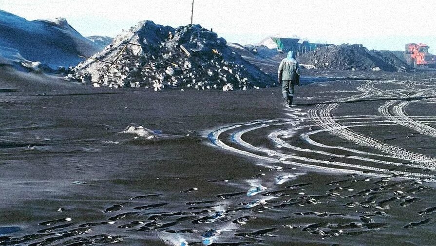 Землетрясение в ленинске кузнецком. Черный снег в Кемеровской области. Ленинск-Кузнецкий черный снег. Чёрный снег Кузбасса Киселёвск. Киселевск экологическая катастрофа.