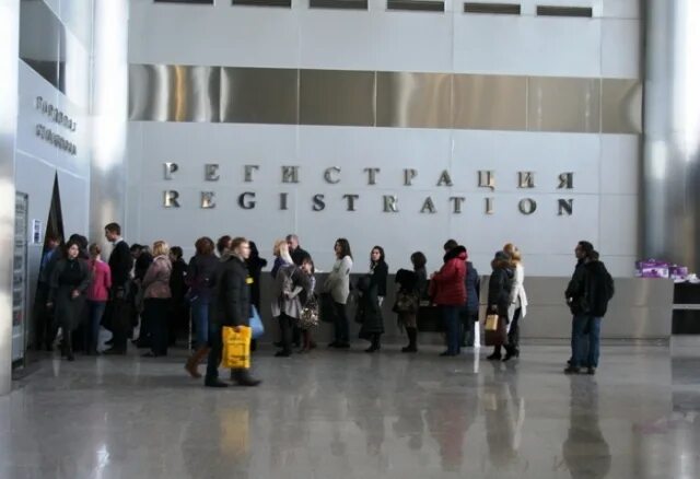 толпа очередь. очередь в гардеробе. пассажиры стоят в очередь. очередь в гардероб. очереди в музеи санкт-петербурга.