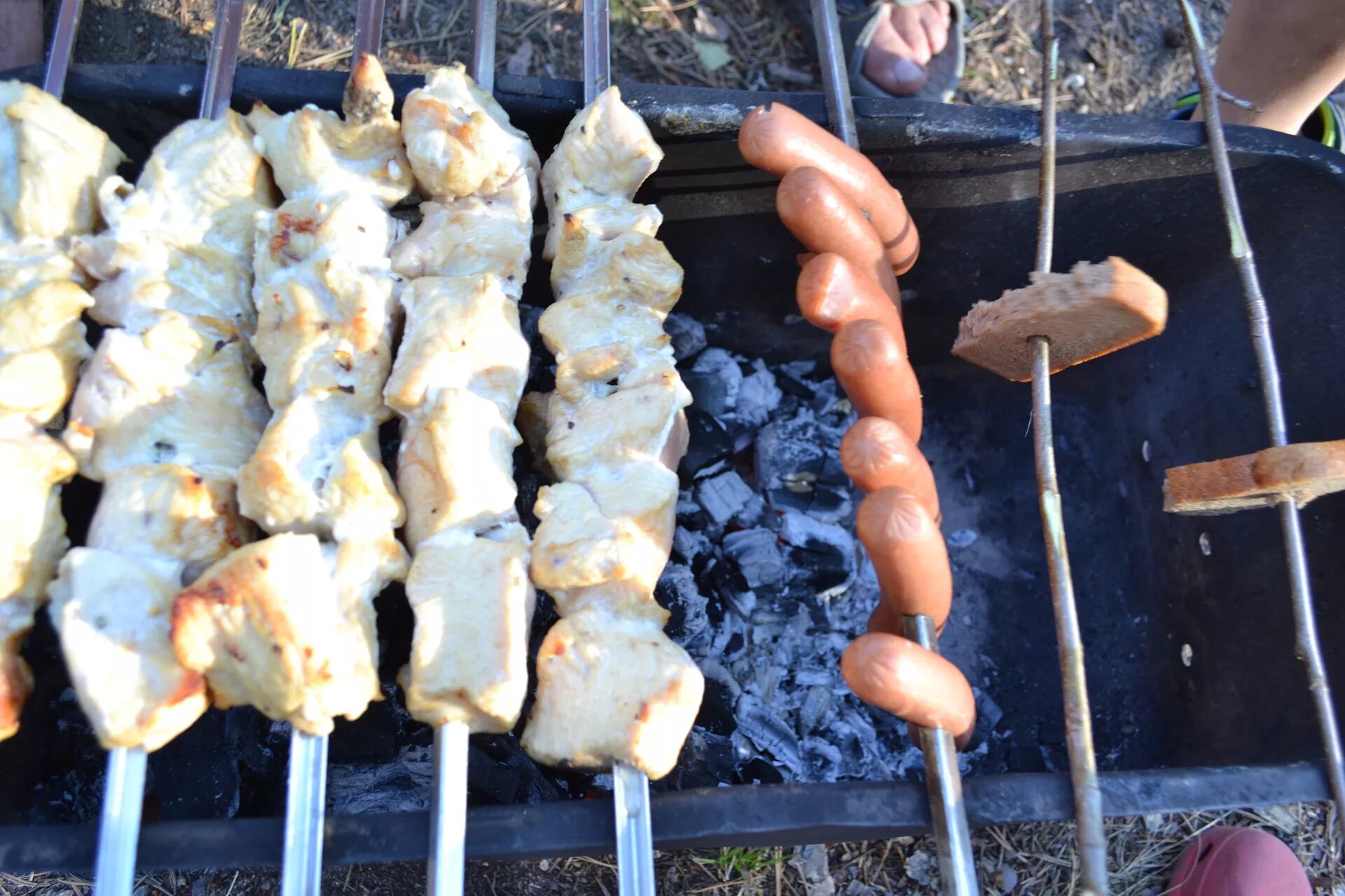 Можно ли жарить шашлык в гараже. Шашлык из сосисок. Шашлык из сарделек. Шашлычки из сосисок. Шпикачки для шашлыка.