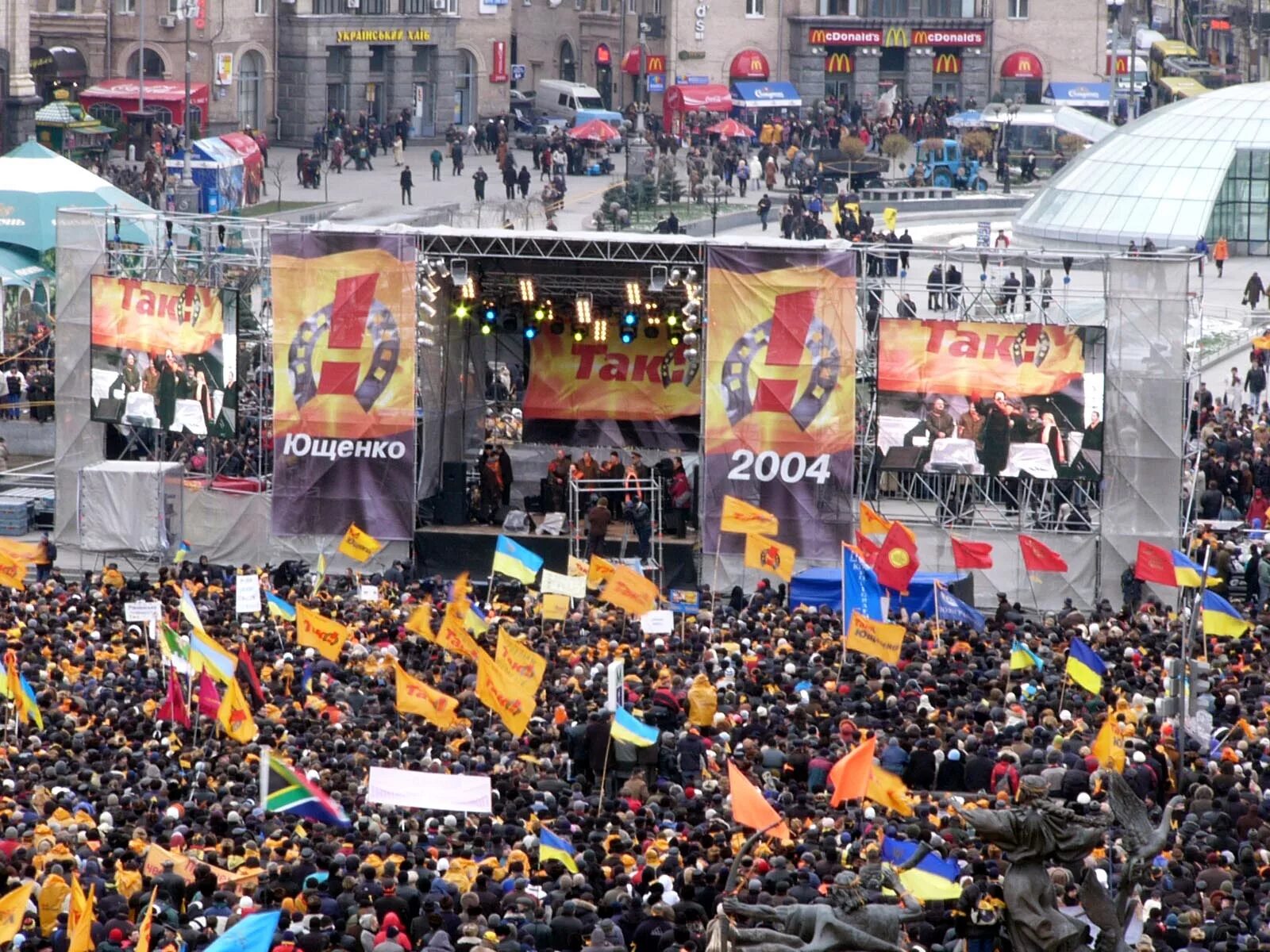 Orange revolution. Революция в Украине 2004. Майдан в Украине 2004. Оранжевая революция Майдан. Оранжевая революция d Украине 2004.