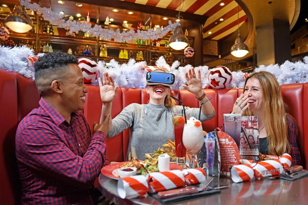 Услуги развлечения. Виртуальный ресторан. Корпоратив новый год VR. Развлекательные услуги. Бизнес развлечения.